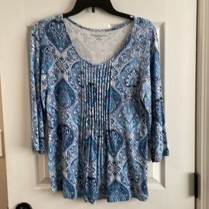 Tunic style top with scoop neck.